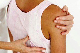 Боль под правой лопаткой сзади со стороны спины: причины и лечение