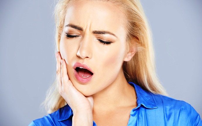 Боль при открывании рта в челюсти возле уха